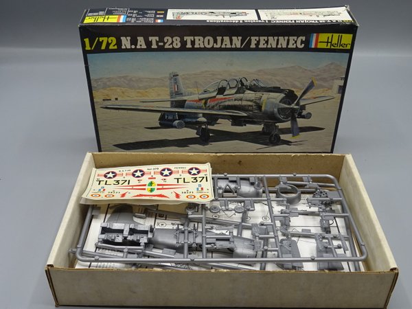 Koottava pienoismalli  Heller Models N.A T-28 Trojan/Fennec
